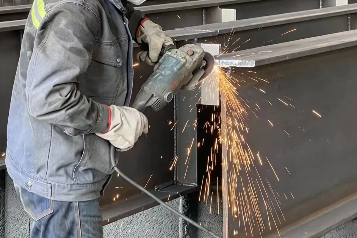 钢结构构件铆装与打磨作业